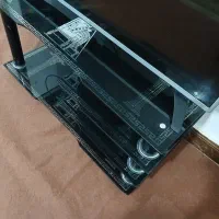 میز شیشه ی کاملا سالم و تمیز