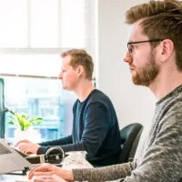 کارمند منابع انسانی