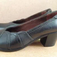 کفش چرم.|کیف، کفش، کمربند|رشت, فلسطین|دیوار
