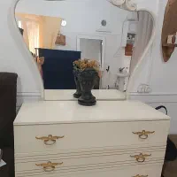 میز آرایش و آینه