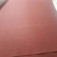 موکت قرمزرنگ