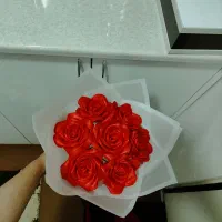 دسته گل رز قرمز