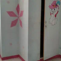 در چوبی کمدبه همراه چارچوب اهنی.وکمدلباس سه کشویی