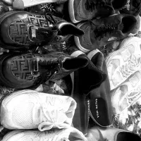 چند عدد کفش و دمپایی کارکرده سالم