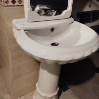 روشویی و آینه و طاقچه