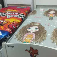 تعدادی تخت یک نفره دو نفره و دو طبقه با تشک درحد