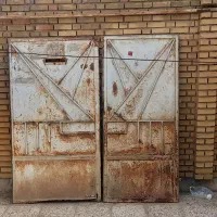 درب اهنی اتاق و حیاط