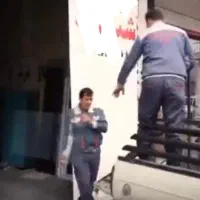 کارگر ساده برای شیشه بری