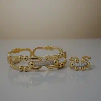 دستبند و انگشتر نگین‌دار رنگ ثابت طرح طلا