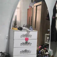 میز و اینه قدی