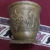 جام با نقاشی ها حک شده
