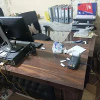 یک عدد میز مدیریت یک میز اداری چهار عدد صندلی