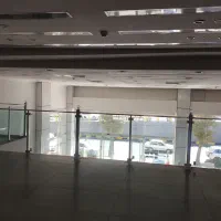 آبدارچی نمایشگاه ماشین