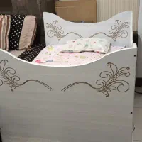 تخت کودک کنار مادر
