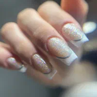 کاشت ناخن و آموزش