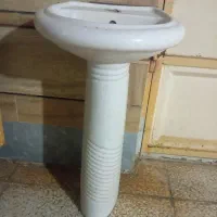 روشویی تمیز و پایه در حد نو