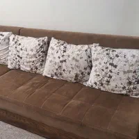 مبل راحتی با میز باکسی کنار باهم