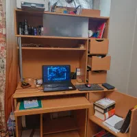میز تحریر و کامپیوتر همراه کتابخانه