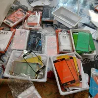 تعدادی گلس گوشی