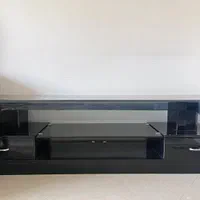 زیر تلویزیون شیشه ای و چوبی به طول ۱۶۰ و ارتفاع ۴۵