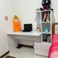 میز تحریر و کامپیوتر