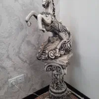 مجسمه پلی استر  اسب و پایه