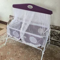 تخت گهواره نوزاد کنار مادر