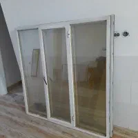 پنجره آهنی همراه با شیشه ابعاد ۱۵۰ در ۱۵۰