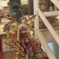 مجسمه کنار سالنی و آبنما