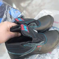 لباس فرم هم شلوار و کت زیب دار یا ی جفت کفش پوتین