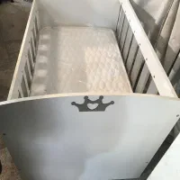 تخت خواب کنار مادر