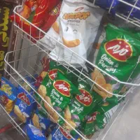 کمکی و فروشنده دکه بین راه