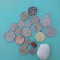 تعدادی سکه و سنگ