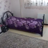 تخت ۱نفره فرفوژه همراه با کفی چوبی ۶پایه