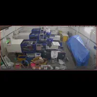 کارگر و اپراتور دستگاه تزریق