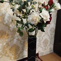 گلدان با گل های مصنوعی