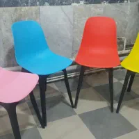 تعداد زیادی میز و صندلی پلاستیکی نو