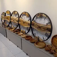 ساعت دیواری روستیک و ظروف چوبی