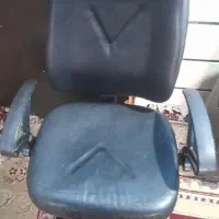 صندلی چرخدار و میزان کامپیوتر