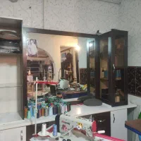 تعدادی قفسه ویترین و آینه|فروشگاه و مغازه|صحنه, |دیوار