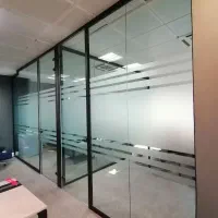 تراس شوروم پارتیشن شیشه ای نوار بالاپایین مات کن