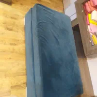 دو عدد صندلی و یک عدد کاناپه