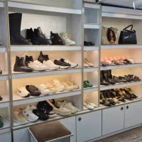 قفسه و ویترین مغازه کیف و کفش