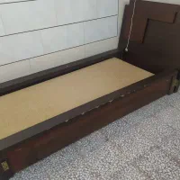 تخت یکنفره سالم با چراغ خواب وکفی