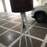 آباژور سه پایه کنار سالنی