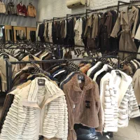 مدل خانوم جهت عکاسی در فروشگاه مانتو و کفش