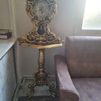 ساعت و پایه ایستاده