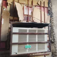 پنجره تقریبن دودردو متر در حد نو تمیز بدون پوسی