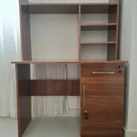 میز تحریر یا کامپیوتر کتابخانه دار