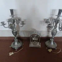 شمعدان و ساعت رنگ نقره‌ای